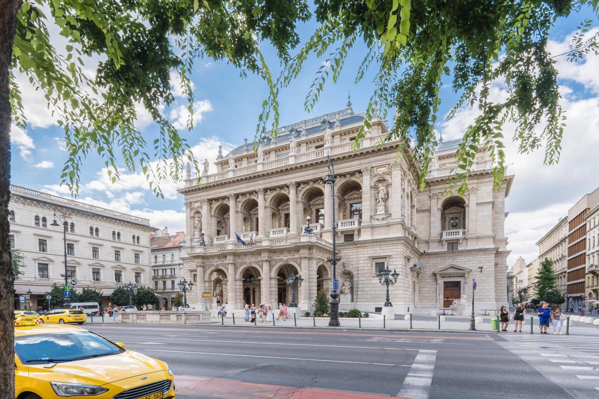 Modern Penthouse In A Century Old Building- 2 Br- Ac, Budapest